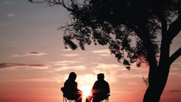 Verliebtes Paar auf Stühlen inmitten der Natur