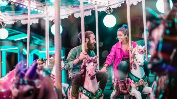 ein glückliches, verliebtes Paar auf einer Kirmes