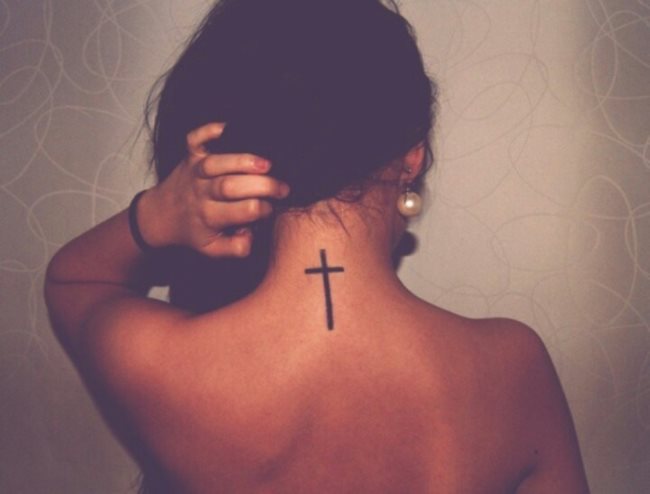 Que symbolise une croix sur un tatouage ?