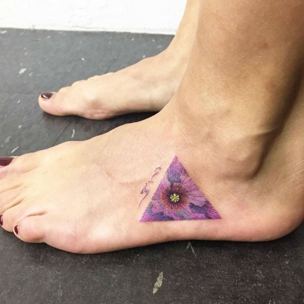 Que symbolise un triangle sur un tatouage ?