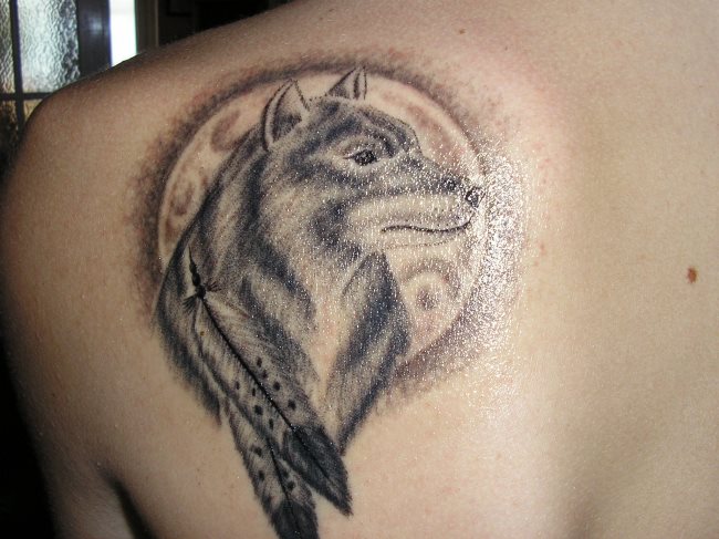 Que symbolise un loup sur un tatouage ?