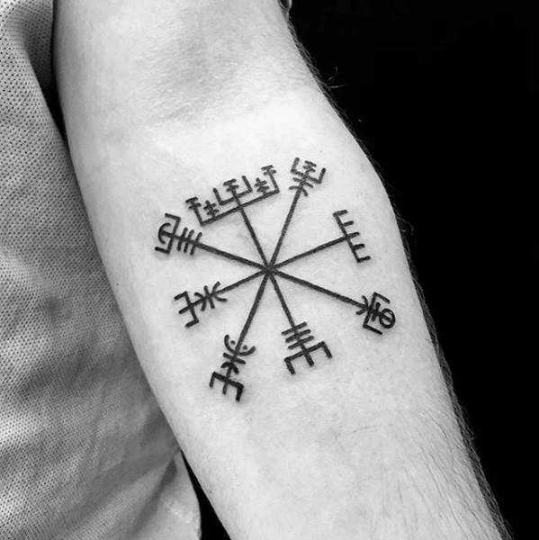 tatuaje brujula vikinga vegvisir 72